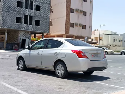 استكشف undefined undefined الصور الخارجية والداخلية. اكتشف جميع جوانب وتفاصيل السيارات.