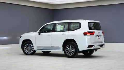 Discover undefined undefined Exterior Interior Images.Find all aspects and details of cars.