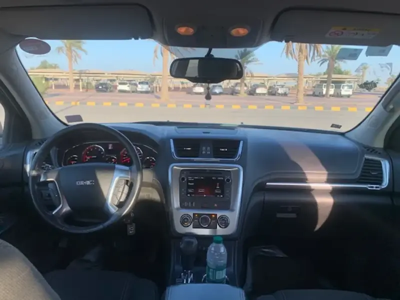 استكشف undefined undefined الصور الخارجية والداخلية. اكتشف جميع جوانب وتفاصيل السيارات.
