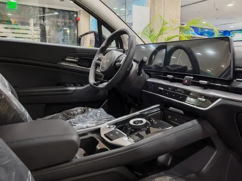 Discover undefined undefined Exterior Interior Images.Find all aspects and details of cars.