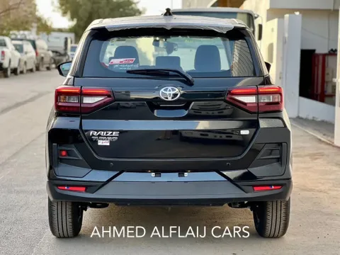 استكشف undefined undefined الصور الخارجية والداخلية. اكتشف جميع جوانب وتفاصيل السيارات.