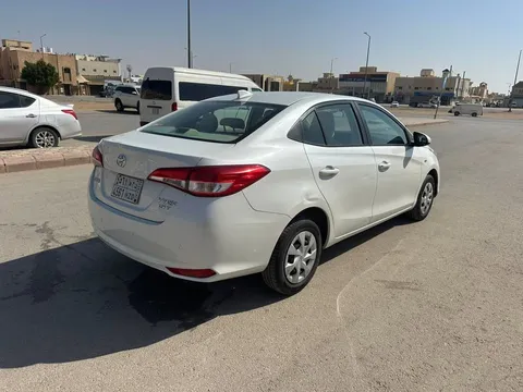 استكشف undefined undefined الصور الخارجية والداخلية. اكتشف جميع جوانب وتفاصيل السيارات.