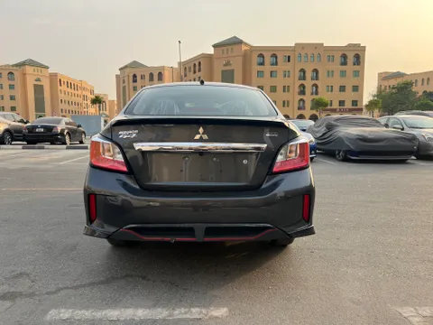استكشف undefined undefined الصور الخارجية والداخلية. اكتشف جميع جوانب وتفاصيل السيارات.