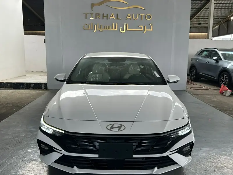 استكشف undefined undefined الصور الخارجية والداخلية. اكتشف جميع جوانب وتفاصيل السيارات.