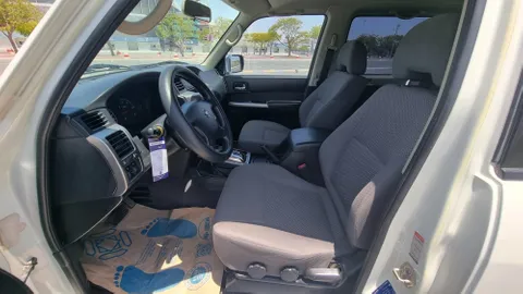Nissan Patrol Safari 4.8L A/T (Basic) 2015