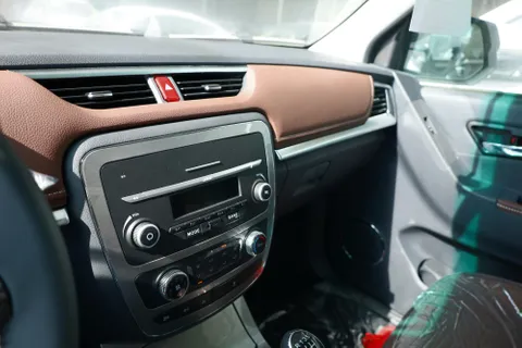 استكشف undefined undefined الصور الخارجية والداخلية. اكتشف جميع جوانب وتفاصيل السيارات.
