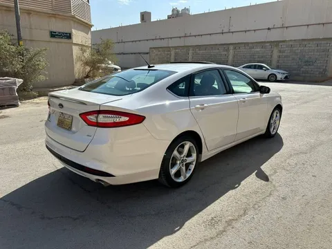 استكشف undefined undefined الصور الخارجية والداخلية. اكتشف جميع جوانب وتفاصيل السيارات.