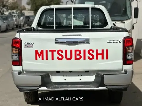 استكشف undefined undefined الصور الخارجية والداخلية. اكتشف جميع جوانب وتفاصيل السيارات.