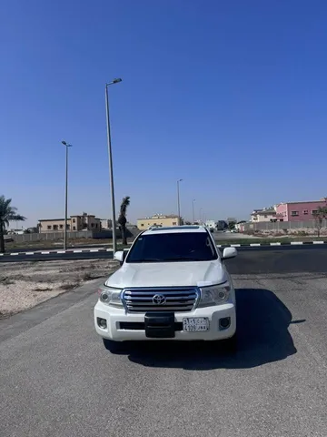 استكشف undefined undefined الصور الخارجية والداخلية. اكتشف جميع جوانب وتفاصيل السيارات.