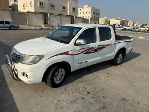 استكشف undefined undefined الصور الخارجية والداخلية. اكتشف جميع جوانب وتفاصيل السيارات.