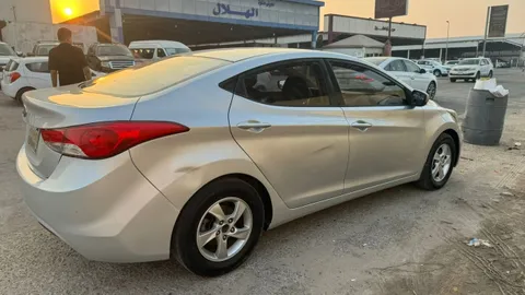 استكشف undefined undefined الصور الخارجية والداخلية. اكتشف جميع جوانب وتفاصيل السيارات.
