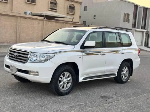 استكشف undefined undefined الصور الخارجية والداخلية. اكتشف جميع جوانب وتفاصيل السيارات.