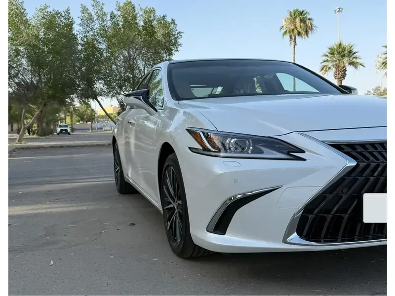 Lexus ES 2025
