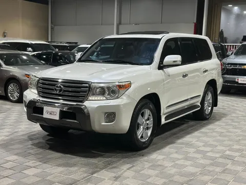 toyota toyota-land-cruiser image Toyota Land Cruiser 5.7 GXR 2013
