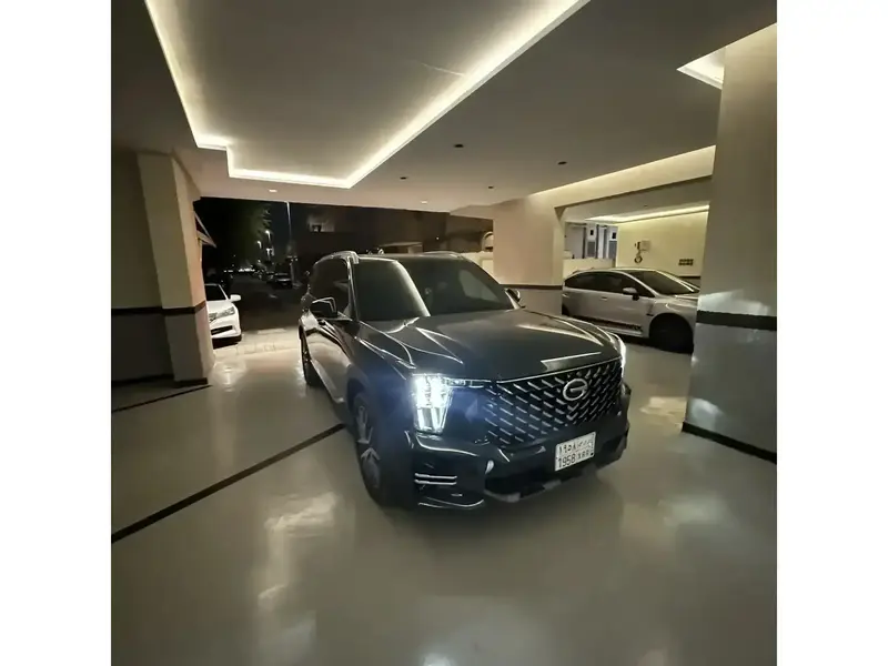 استكشف undefined undefined الصور الخارجية والداخلية. اكتشف جميع جوانب وتفاصيل السيارات.