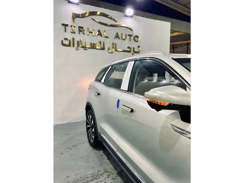 Discover undefined undefined Exterior Interior Images.Find all aspects and details of cars.