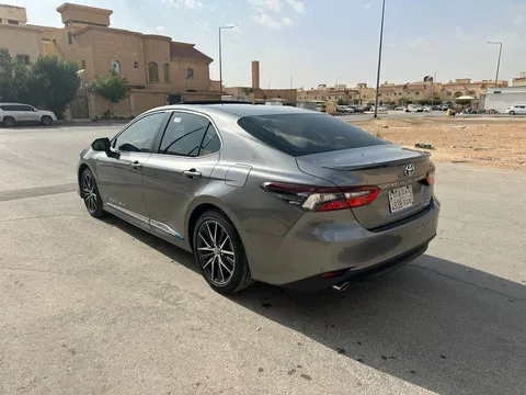 استكشف undefined undefined الصور الخارجية والداخلية. اكتشف جميع جوانب وتفاصيل السيارات.