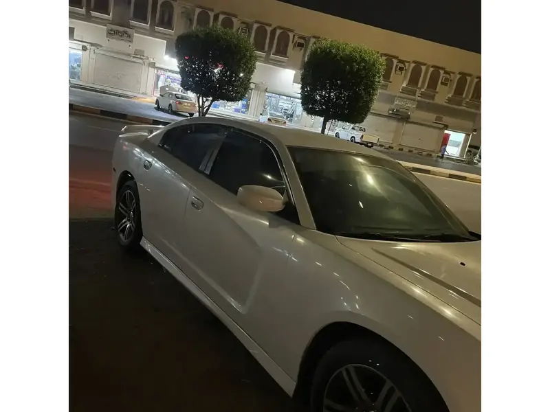 استكشف undefined undefined الصور الخارجية والداخلية. اكتشف جميع جوانب وتفاصيل السيارات.