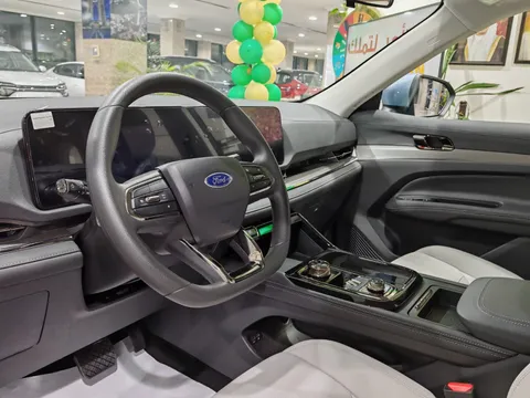 Discover undefined undefined Exterior Interior Images.Find all aspects and details of cars.