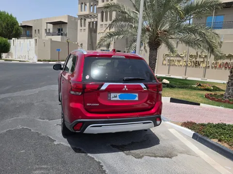 استكشف undefined undefined الصور الخارجية والداخلية. اكتشف جميع جوانب وتفاصيل السيارات.