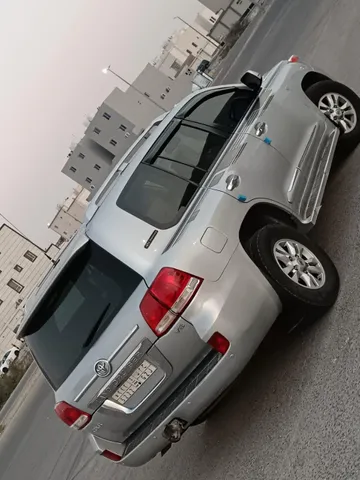 استكشف undefined undefined الصور الخارجية والداخلية. اكتشف جميع جوانب وتفاصيل السيارات.