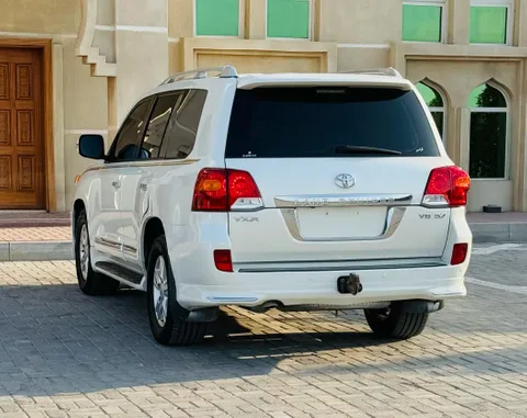 استكشف undefined undefined الصور الخارجية والداخلية. اكتشف جميع جوانب وتفاصيل السيارات.