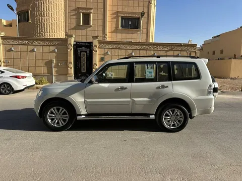 استكشف undefined undefined الصور الخارجية والداخلية. اكتشف جميع جوانب وتفاصيل السيارات.