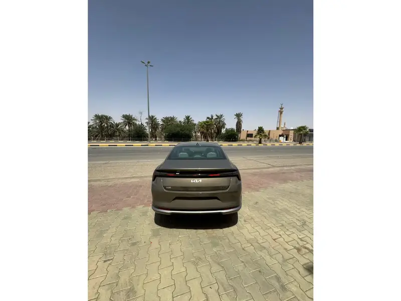استكشف undefined undefined الصور الخارجية والداخلية. اكتشف جميع جوانب وتفاصيل السيارات.