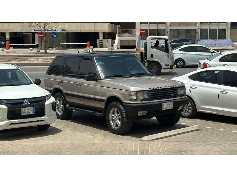 landrover land-rover-defender image Land Rover Defender 2001