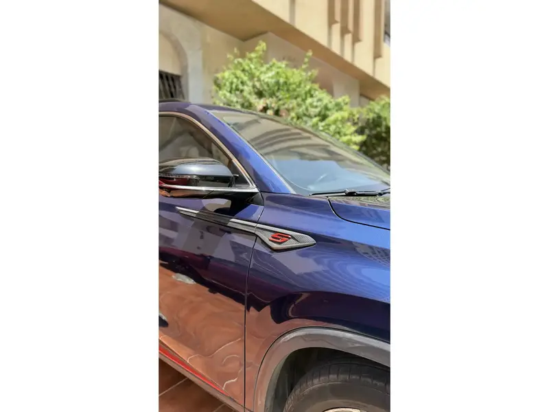 استكشف undefined undefined الصور الخارجية والداخلية. اكتشف جميع جوانب وتفاصيل السيارات.