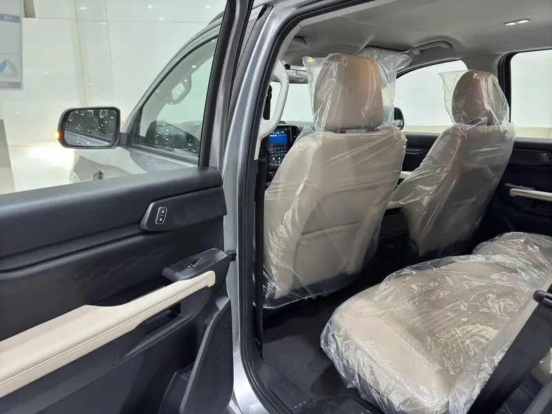 Discover undefined undefined Exterior Interior Images.Find all aspects and details of cars.