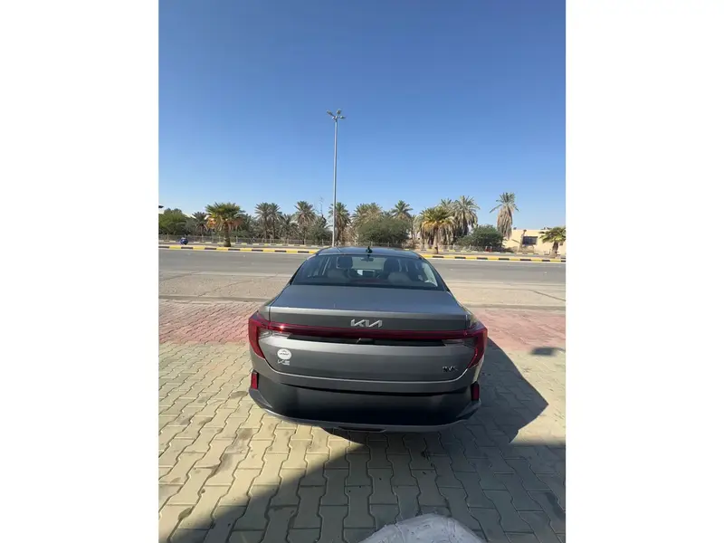 استكشف undefined undefined الصور الخارجية والداخلية. اكتشف جميع جوانب وتفاصيل السيارات.