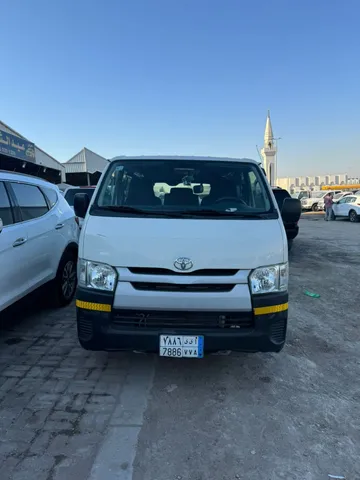استكشف undefined undefined الصور الخارجية والداخلية. اكتشف جميع جوانب وتفاصيل السيارات.
