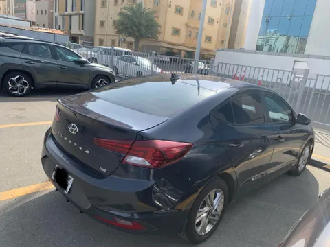 استكشف undefined undefined الصور الخارجية والداخلية. اكتشف جميع جوانب وتفاصيل السيارات.