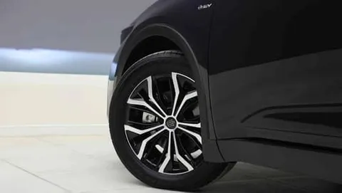 Discover undefined undefined Exterior Interior Images.Find all aspects and details of cars.