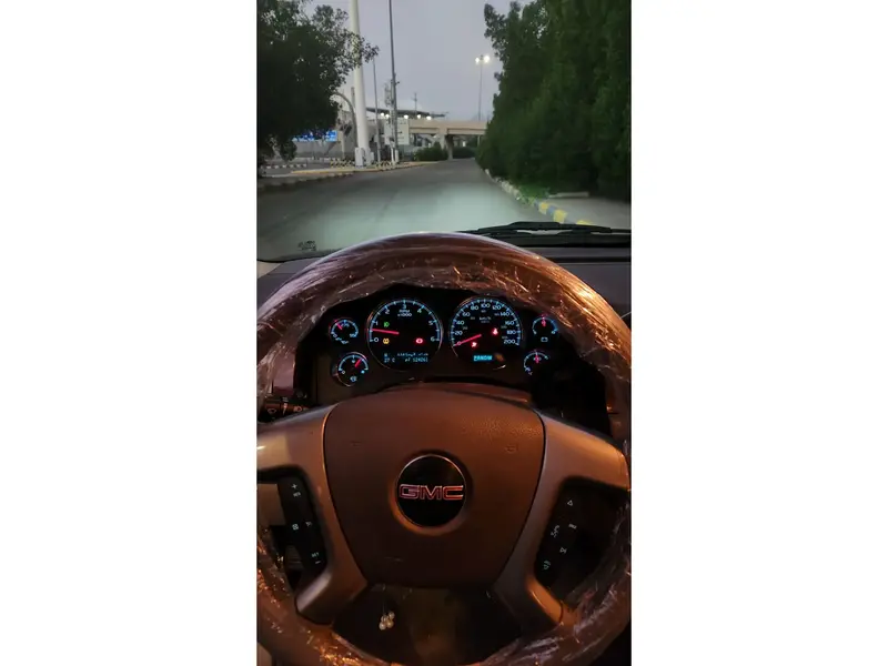 استكشف undefined undefined الصور الخارجية والداخلية. اكتشف جميع جوانب وتفاصيل السيارات.