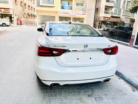 استكشف undefined undefined الصور الخارجية والداخلية. اكتشف جميع جوانب وتفاصيل السيارات.