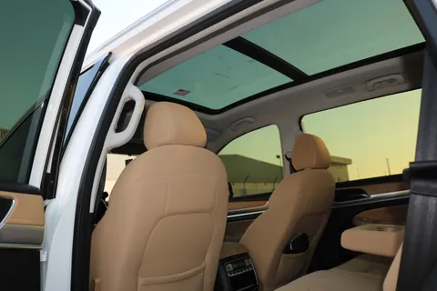 استكشف undefined undefined الصور الخارجية والداخلية. اكتشف جميع جوانب وتفاصيل السيارات.