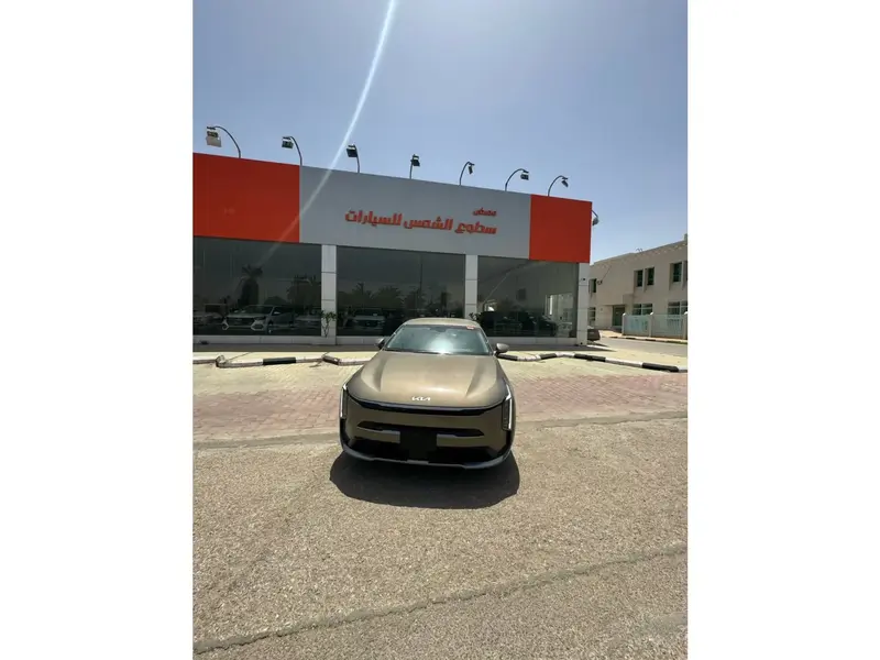 استكشف undefined undefined الصور الخارجية والداخلية. اكتشف جميع جوانب وتفاصيل السيارات.