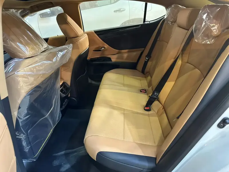 Discover undefined undefined Exterior Interior Images.Find all aspects and details of cars.
