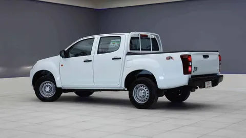 Discover undefined undefined Exterior Interior Images.Find all aspects and details of cars.