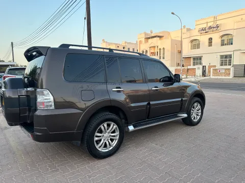 استكشف undefined undefined الصور الخارجية والداخلية. اكتشف جميع جوانب وتفاصيل السيارات.