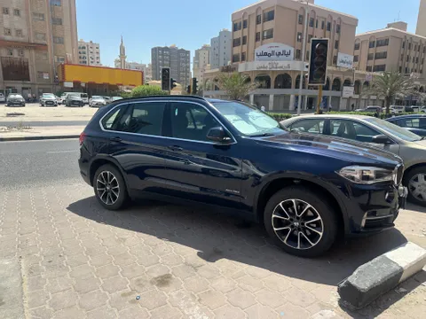 استكشف undefined undefined الصور الخارجية والداخلية. اكتشف جميع جوانب وتفاصيل السيارات.