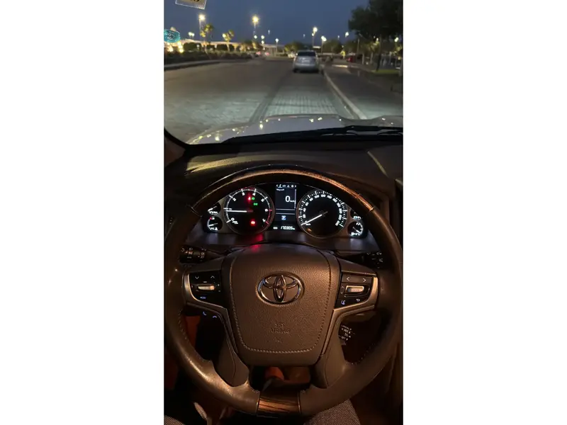 استكشف undefined undefined الصور الخارجية والداخلية. اكتشف جميع جوانب وتفاصيل السيارات.