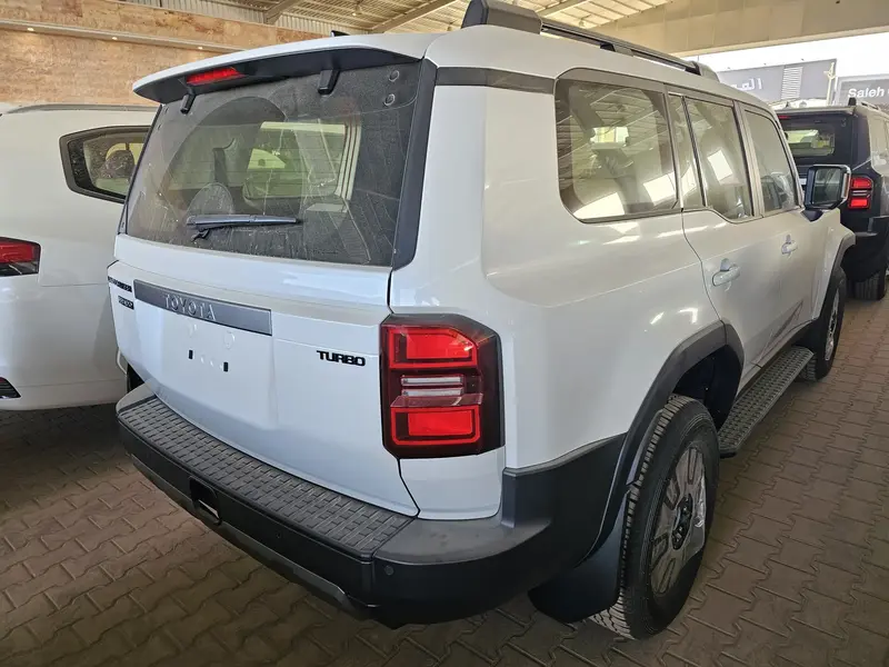 Discover undefined undefined Exterior Interior Images.Find all aspects and details of cars.
