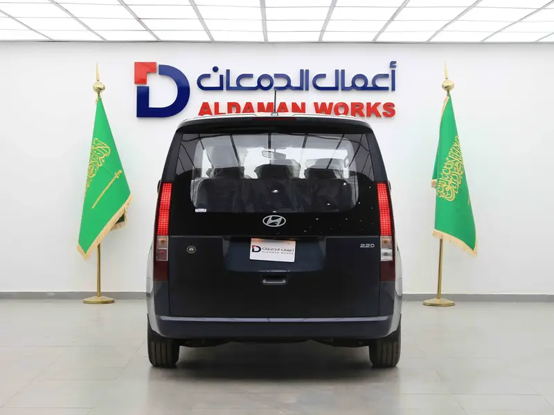 استكشف undefined undefined الصور الخارجية والداخلية. اكتشف جميع جوانب وتفاصيل السيارات.