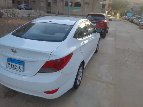 استكشف undefined undefined الصور الخارجية والداخلية. اكتشف جميع جوانب وتفاصيل السيارات.