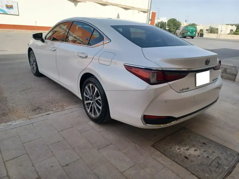 Lexus ES 2023