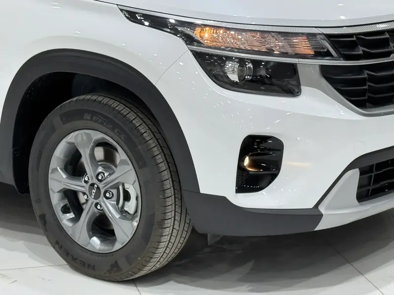 Discover undefined undefined Exterior Interior Images.Find all aspects and details of cars.