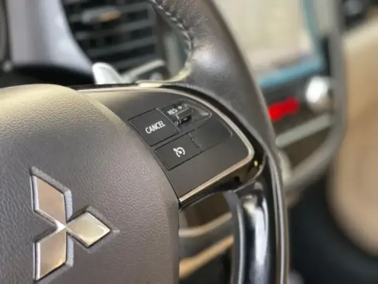 mitsubishi mitsubishi-outlander image Mitsubishi Outlander 2020